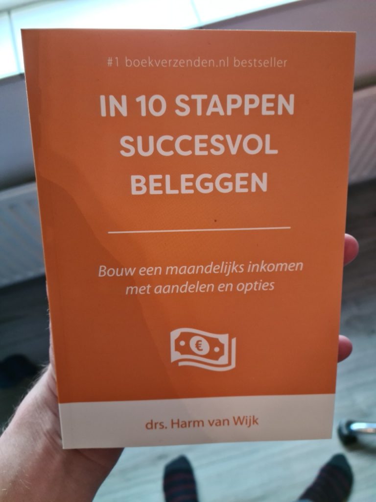 Op deze foto zie je het In 10 stappen succesvol beleggen boek