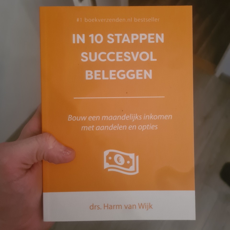 Op deze foto zie je het boek in 10 stappen succesvol beleggen van Harm van Wijk