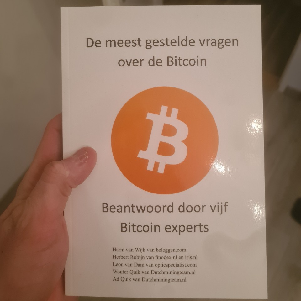 Op deze foto zie je het De meest gestelde vragen over de Bitcoin Boek van Harm van Wijk