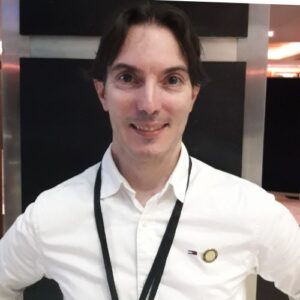 Op deze foto zie je Jan Robert Schutte, 1 van de oprichters van de X10 met crypto cursus