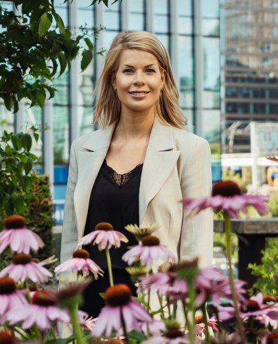 Op deze foto zie je Madelon Vos, oprichter van de Moneytalks Community